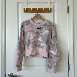 OVERSIZED CAMO ADIDAS CROP CREWNECK